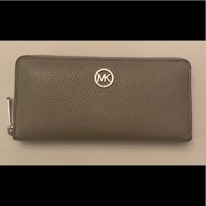 Michael Kors Zip-up Wallet